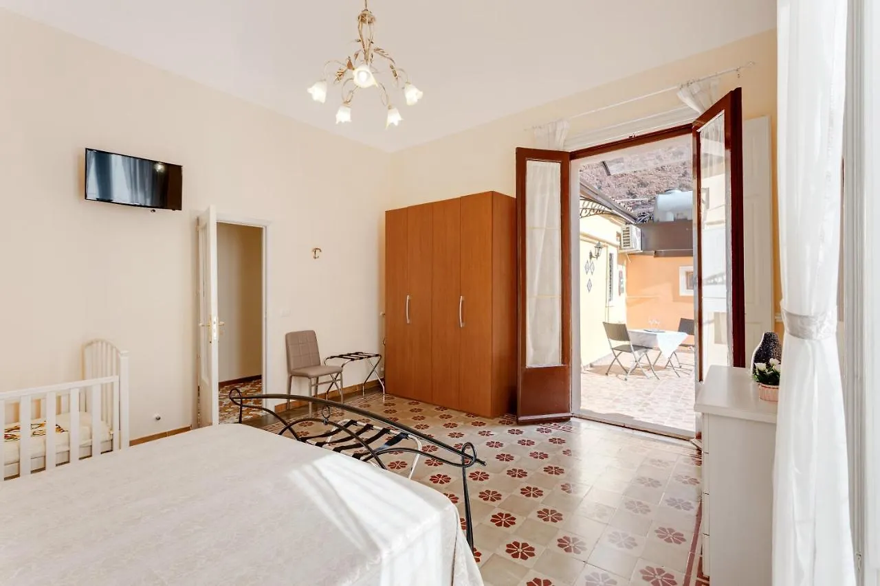 Catania Central Apartment With Terrace- Casa Mariella Włochy