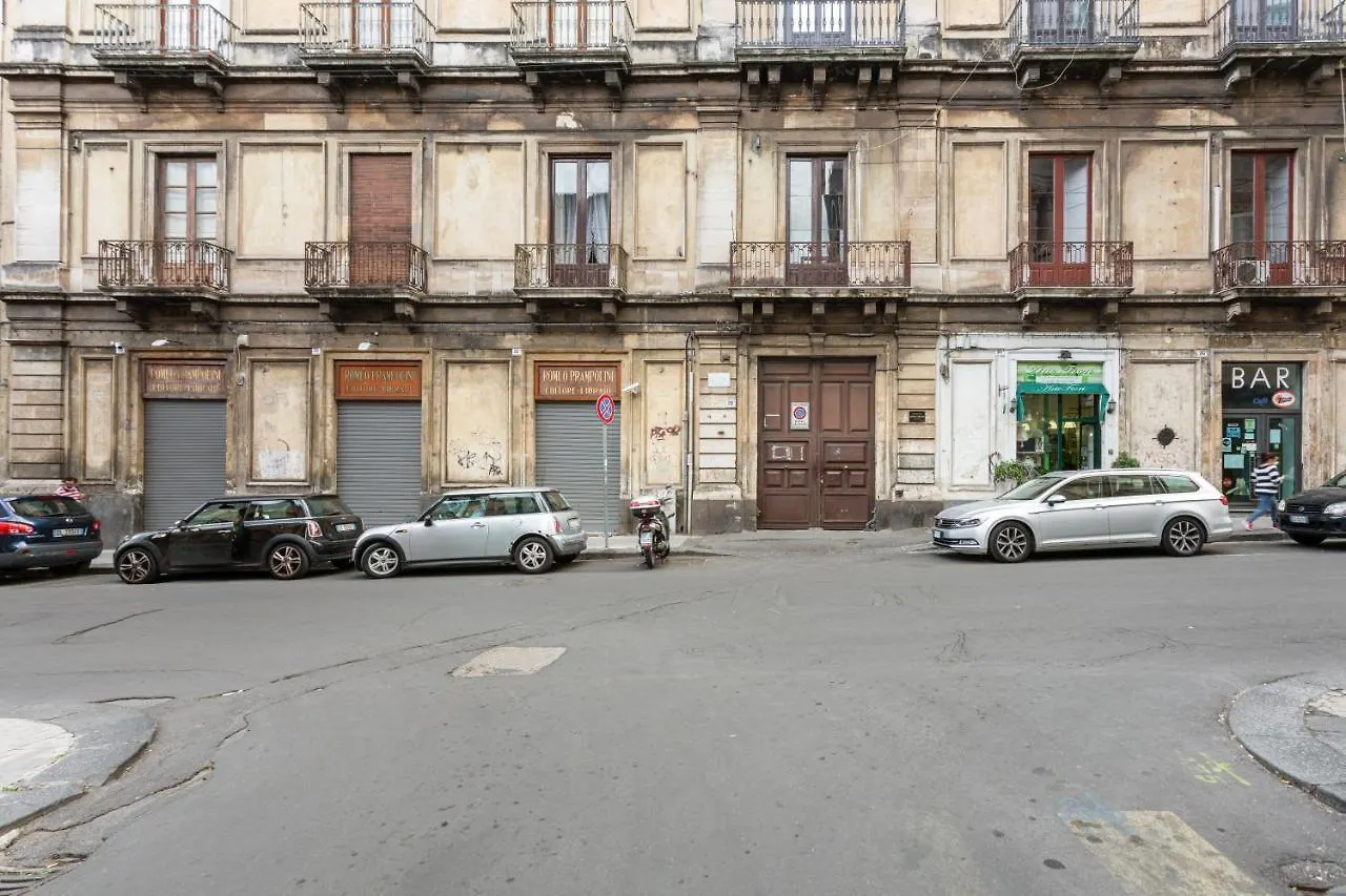 Catania Central Apartment With Terrace- Casa Mariella Włochy